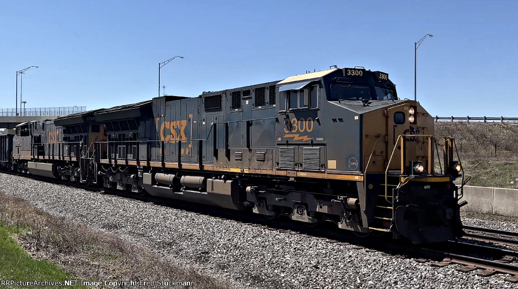 CSX 3300 leads B158.